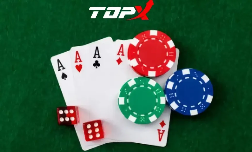 Ases, fichas coloridas e dados sobre feltro verde, com o logotipo da TopX