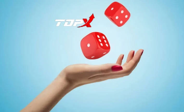 Mão lançando dois dados vermelhos sobre fundo azul claro, com o logotipo da TopX